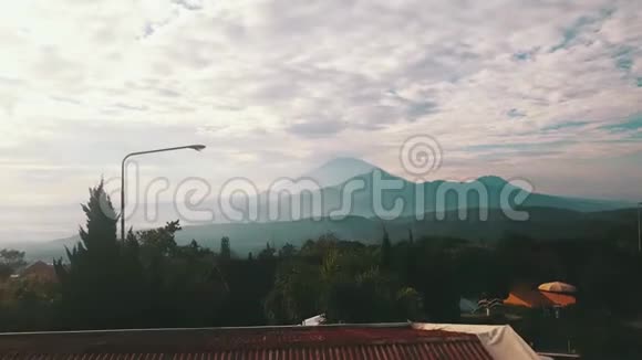 Semarang山谷的无人机景视频的预览图
