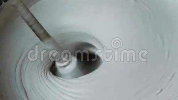 旋切搅拌机浸泡在搅拌桶中视频的预览图
