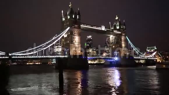 塔桥夜间升降放大视频的预览图