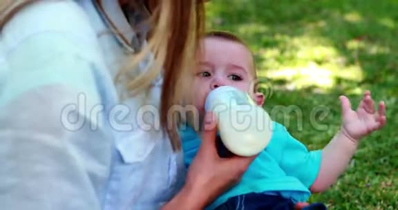 妈妈给她可爱的小儿子喂奶瓶视频的预览图