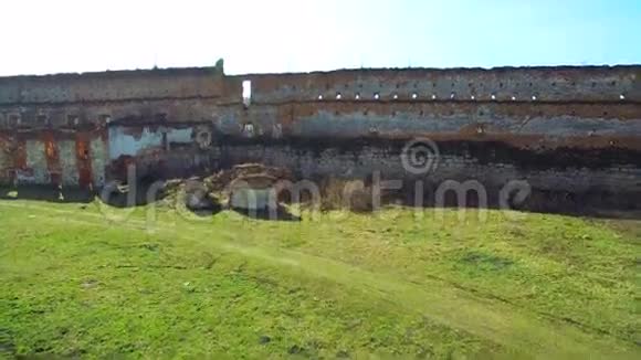 4天阳光明媚的古堡空中废墟视频的预览图