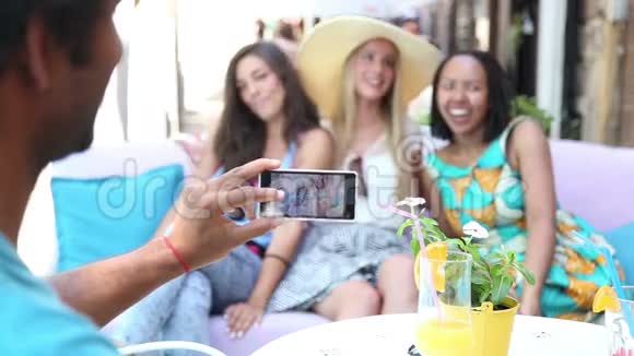 年轻人给三个美女拍照视频的预览图