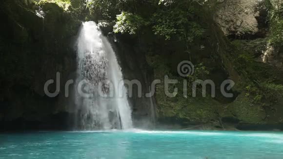 美丽的热带瀑布卡瓦桑瀑布视频的预览图