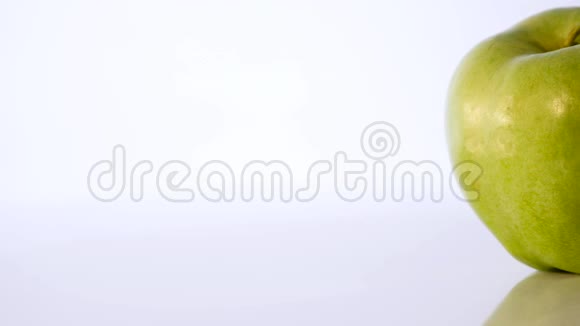 绿苹果在白色背景下旋转视频的预览图