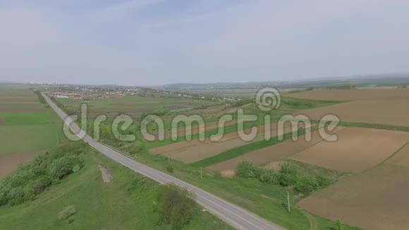 绿色的田野和道路无人机视频视频的预览图
