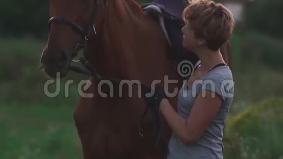 小女孩牵着马去缰绳视频的预览图