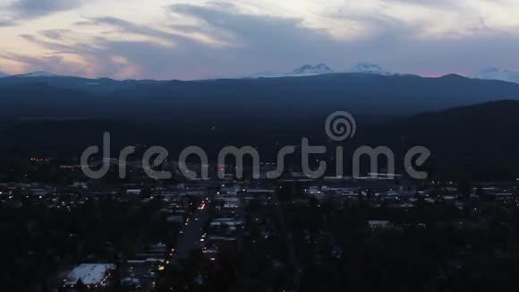 俄勒冈州瀑布山下高速公路的夜间交通视频的预览图