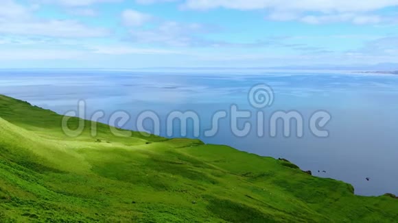 飞越绿色海岸线和苏格兰的斯凯岛悬崖视频的预览图