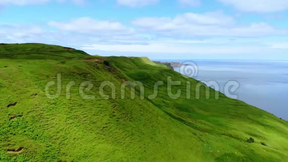 飞越绿色海岸线和苏格兰的斯凯岛悬崖视频的预览图