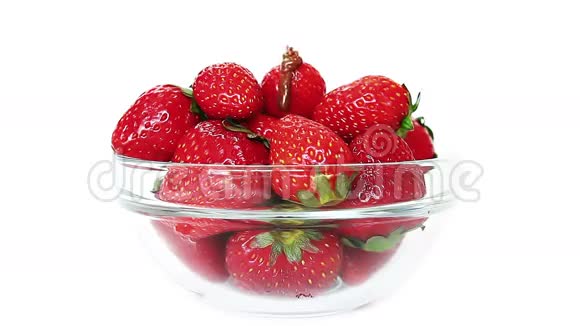 玻璃碗里草莓上的巧克力视频的预览图