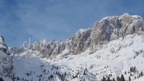 普雷索拉纳是意大利阿尔卑斯山奥罗比山脉冬天下雪后的风景视频的预览图