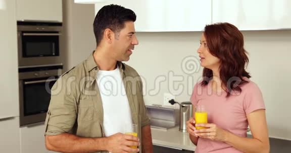 情侣聊天喝橙汁视频的预览图