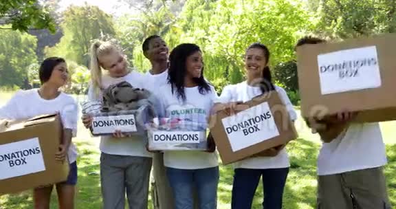 持有捐款箱的青年志愿者团体视频的预览图