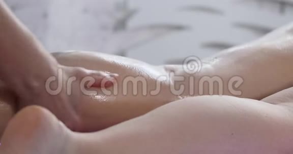按摩专家在美容水疗中心为女士按摩脚视频的预览图