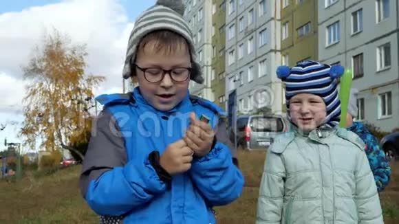孩子们在街上玩视频的预览图