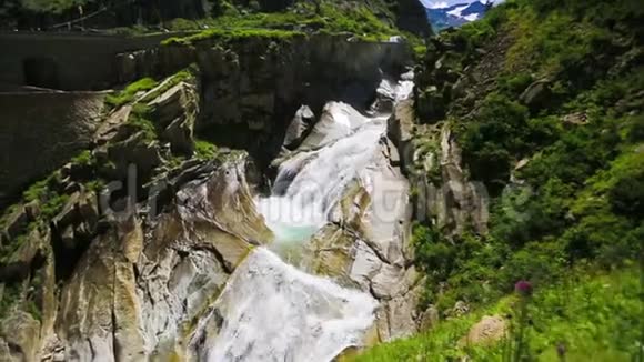 瑞士桥阿尔卑斯山河视频的预览图