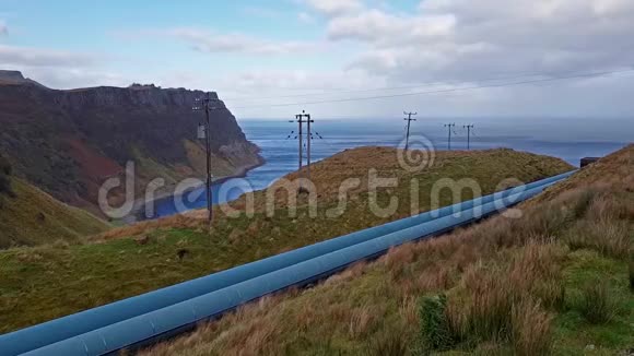 StorrLochs水电站坐落在斯凯岛上的特罗特涅半岛的群山之下视频的预览图