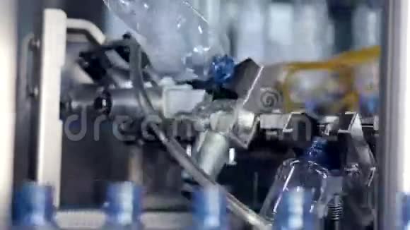 瓶装水生产的过程准备装满水的瓶子视频的预览图