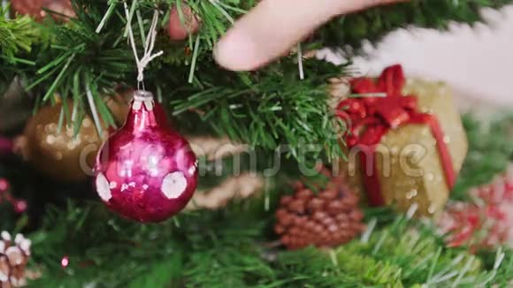 装饰圣诞树紫球视频的预览图