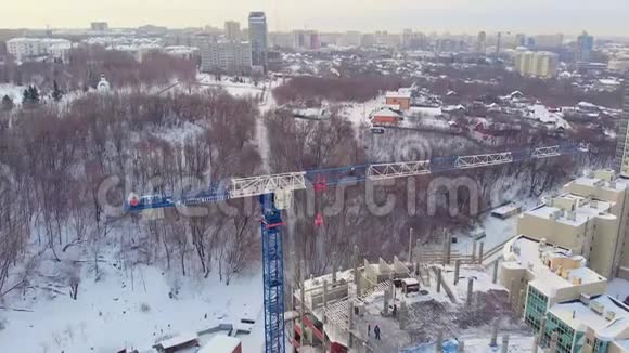 住宅建筑场地冬季鸟瞰直升机射击视频的预览图