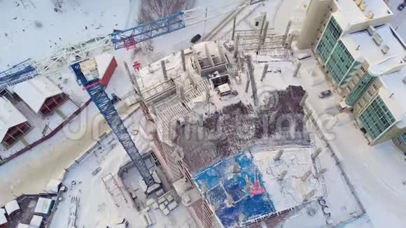 住宅建筑场地冬季鸟瞰直升机射击视频的预览图