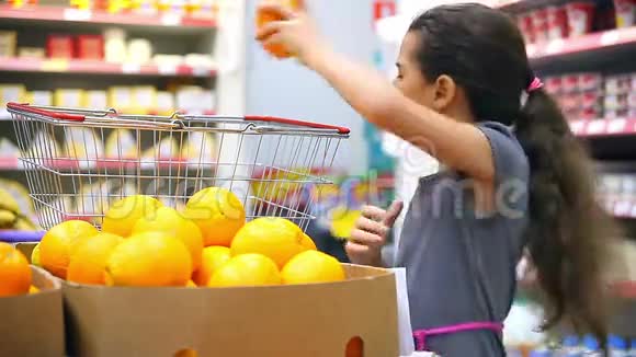 在超市买橘子的女孩视频的预览图