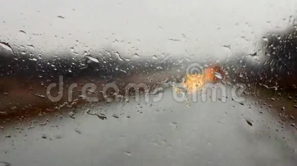 雨滴在汽车挡风玻璃上视频的预览图