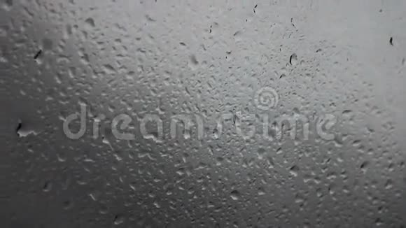 雨滴在汽车挡风玻璃上视频的预览图