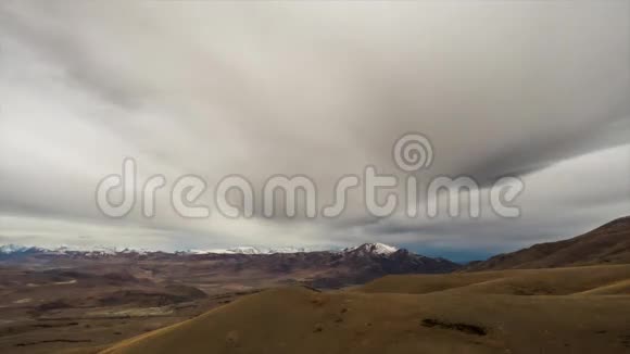 云在多云的白天在山上移动日出秋天视频的预览图