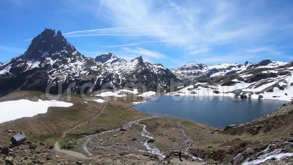 法国比利牛斯山脉PicduMidiOssau景观春天视频的预览图