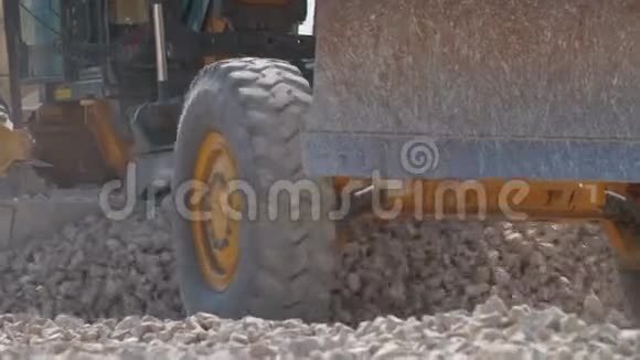 装载机挖掘机在道路施工工作视频的预览图