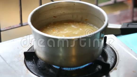 煤气炉锅中的搅拌瓢鸡汤视频的预览图
