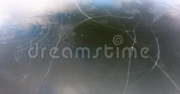 在冰封的湖面上飞翔冰裂视频的预览图