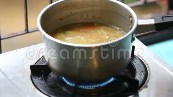 煤气炉锅中的搅拌瓢鸡汤视频的预览图