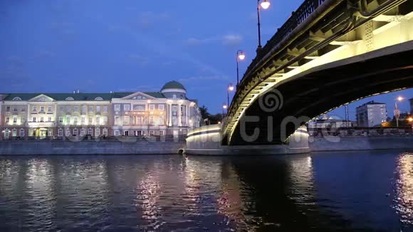 俄罗斯莫斯科卢日科夫桥夜景视频的预览图