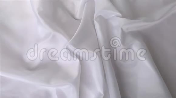 美丽的白色丝绸织物披着小褶皱轻柔流动奢华婚礼的概念质地背景形式视频的预览图