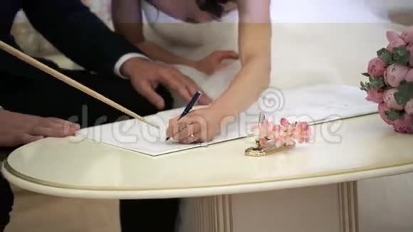 婚礼新娘签约文件视频的预览图