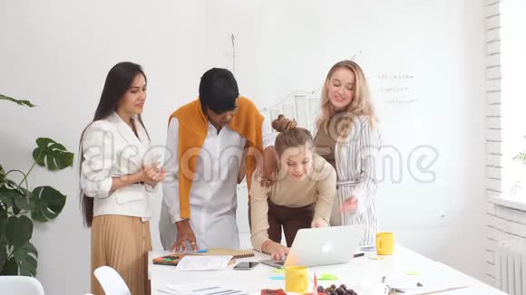 快乐的商业团队在办公室视频的预览图