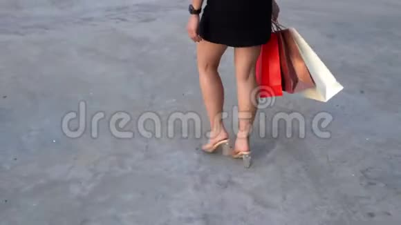 带着购物袋走路的女性腿视频的预览图