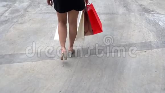 带着购物袋走路的女性腿视频的预览图