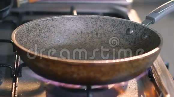 用油将煎锅倒入锅中慢慢地视频的预览图
