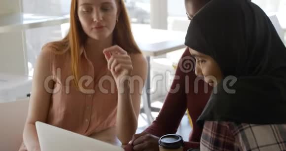 年轻的成年女性朋友在咖啡馆里闲逛视频的预览图