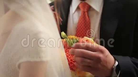 新婚夫妇轻轻地接吻视频的预览图