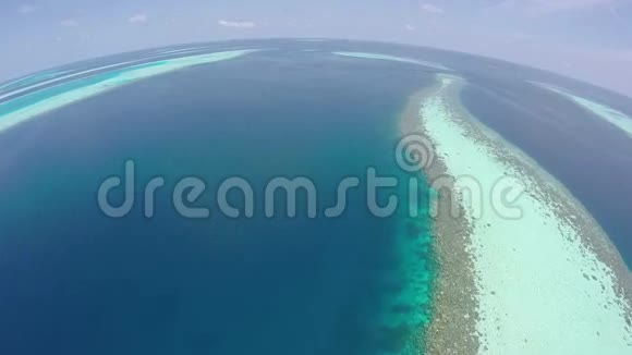 豪华岛度假胜地在异国情调的白沙滩马尔代夫视频的预览图