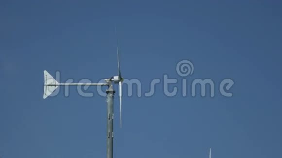 泰国KohLarn岛岸边风电场旋转涡轮叶片视频的预览图
