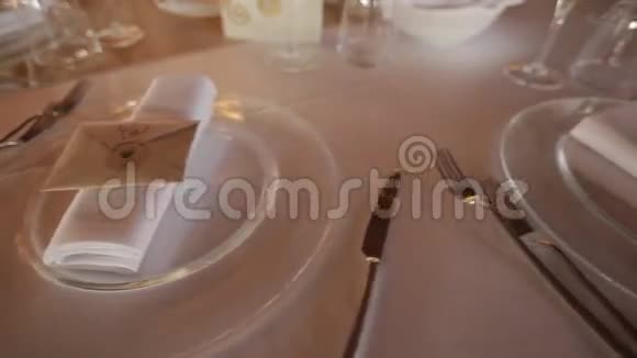 精美的服务精致的婚礼餐桌视频的预览图