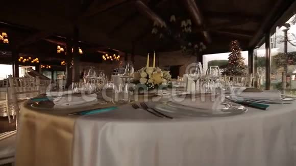 精美的服务精致的婚礼餐桌视频的预览图