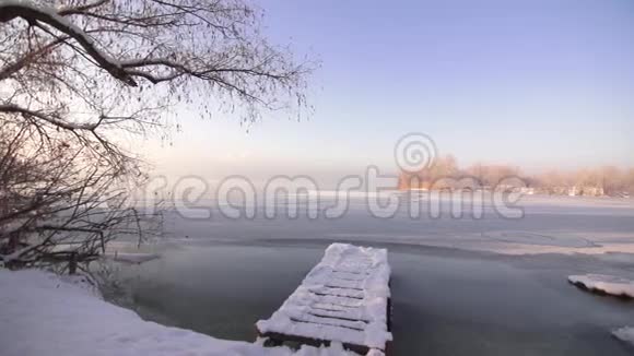白雪覆盖的河景视频的预览图