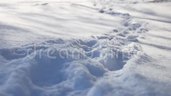 人性的脚印在雪地里冬天的风景小径上许多雪视频的预览图