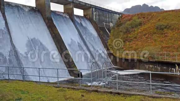 StorrLochs水电站坐落在斯凯岛上的特罗特涅半岛的群山之下视频的预览图